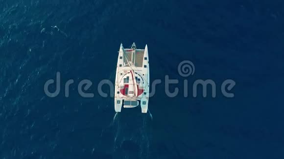 在海上航行的双体船空中拍摄在风中航行的双体船视频的预览图