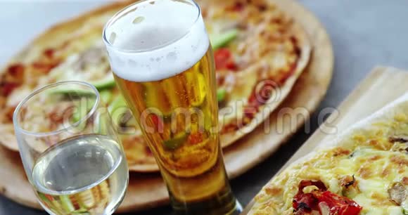 带啤酒和葡萄酒的美味披萨视频的预览图