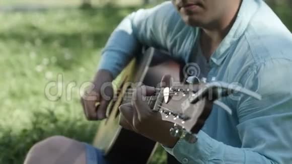 一个人正在公园里演奏乐器视频的预览图