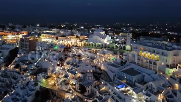 圣托里尼菲拉镇夜间空中全景视频的预览图