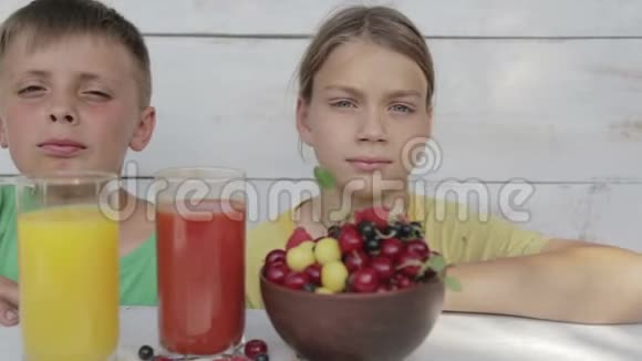 男孩喝橙汁和番茄汁视频的预览图