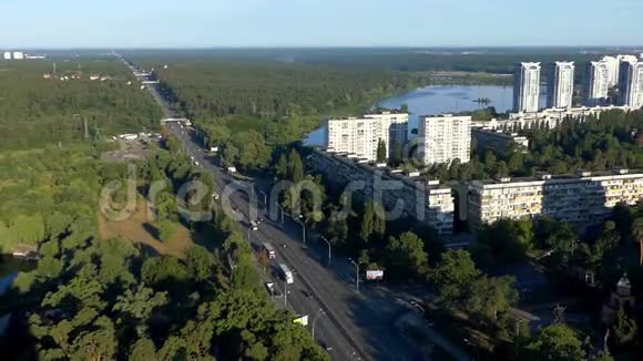夏季绿化和高层建筑之间高速公路的空中拍摄视频的预览图