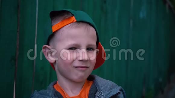 酷男孩改变面部表情孩子在旧木制附近的相机上摆姿势视频的预览图