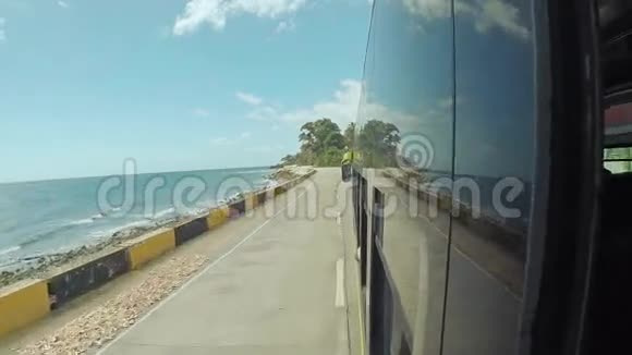 从移动巴士的窗户可以看到海景视频的预览图