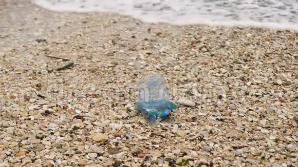 海滩垃圾塑料瓶视频的预览图