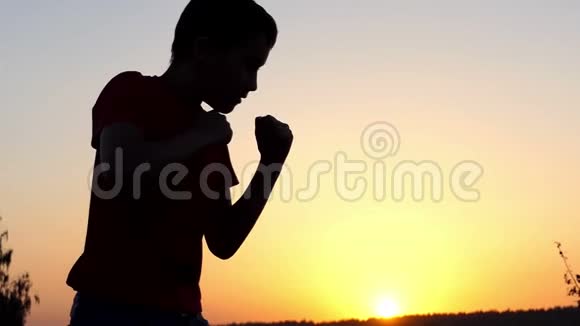 男孩直接拳击在斯隆莫的日落湖畔视频的预览图