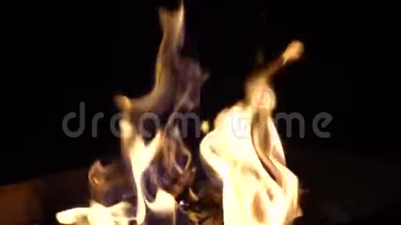 黑色夜间烧烤火焰慢动作视频视频的预览图