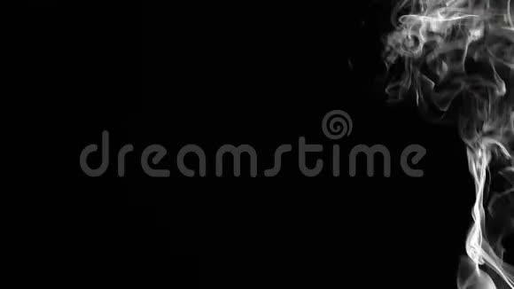 黑色背景上的烟熏云视频的预览图