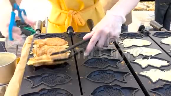 街头美食日本太崎鱼形蛋糕里面装满了甜红豆沙视频的预览图