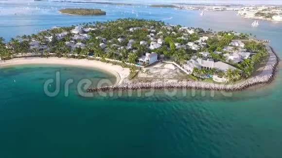 佛罗里达深蓝色绿松石海水中的豪华别墅棕榈树小热带岛屿视频的预览图