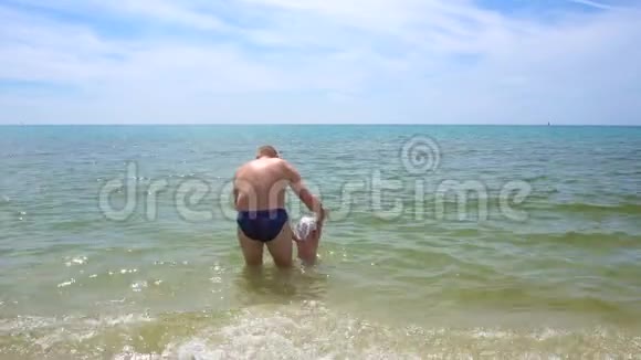 爸爸教幼儿在海里游泳父亲关怀观念视频的预览图