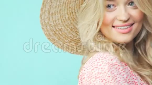戴着草帽的女孩看着摄像机模特摆姿势给摄影师视频的预览图