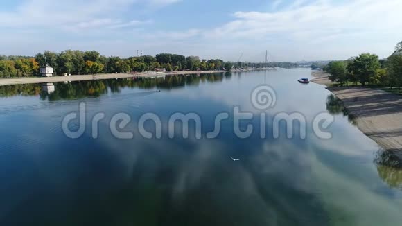 清澈的水在城市湖泊上空盘旋视频的预览图