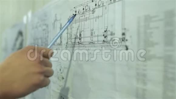 工程师研究了水处理厂的方案视频的预览图