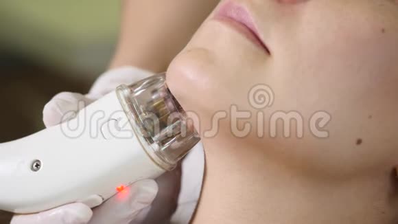 在美容院里偷射频电的女人有刺激面部治疗的女人护肤的脸皮肤治疗视频的预览图