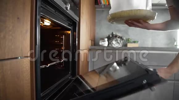 厨师用三文鱼做馅饼炒蔬菜和鱼馅饼馅在家做饭厨房蓖麻视频的预览图