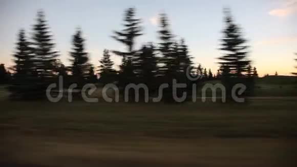 日落时在高尔夫球场驾驶的视频视频的预览图