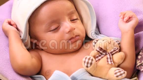 与玩具熊同睡的新生儿男孩视频的预览图