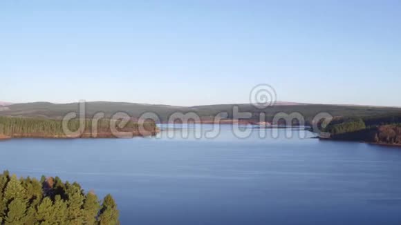 在200英尺高的日出时用空中射向基尔德森林和基尔德湖视频的预览图