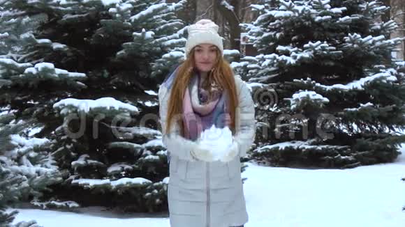 可爱的小女孩在冬天的森林里玩得很开心在空中撒雪视频的预览图