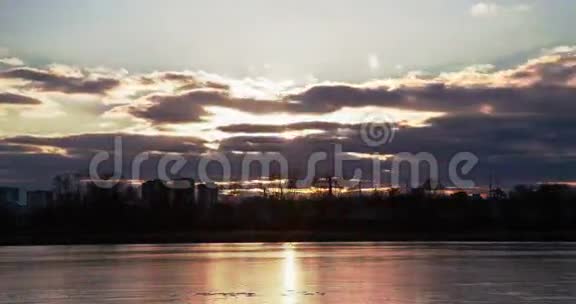 湖上的冬日日落视频的预览图