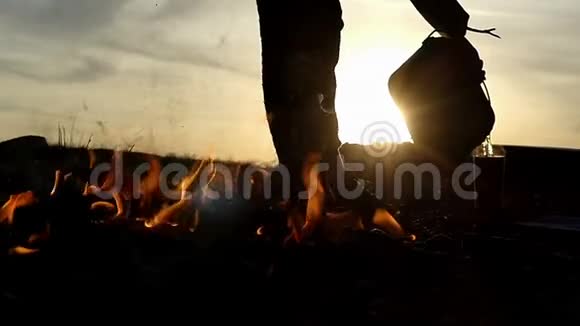 一个人把热水倒在不远处的烧瓶里形成一团篝火视频的预览图