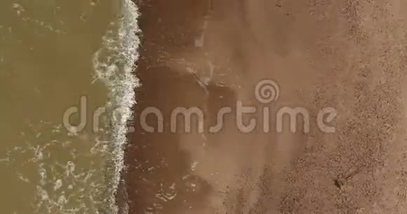 海滩海滨阳光明媚的一天4k钻孔射击视频的预览图