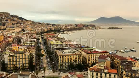 意大利那不勒斯天际线港口和维苏威火山景观视频的预览图