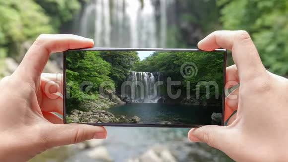 韩国济州岛Cheonjeyeon瀑布照片用手机拍摄的电影积极旅游业视频的预览图