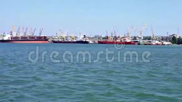 沿货港漂浮视频的预览图
