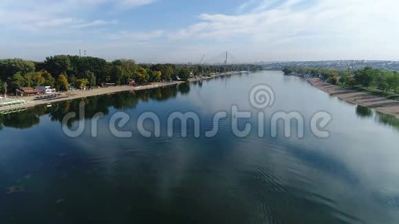 城市湖面空中飞水景视频的预览图