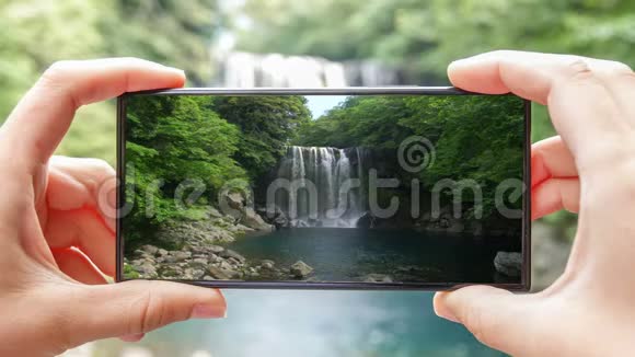 韩国济州岛Cheonjeyeon瀑布照片用手机拍摄的电影积极旅游业视频的预览图