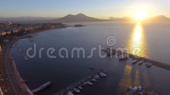 意大利那不勒斯天际线港口和维苏威火山景观视频的预览图