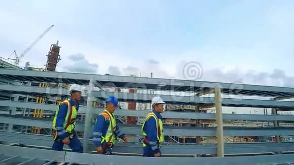 哈达的三名工程师正通过重工业工厂搬迁视频的预览图