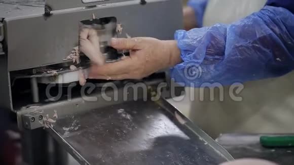 在肉类加工厂制作香肠的过程关闭视频的预览图