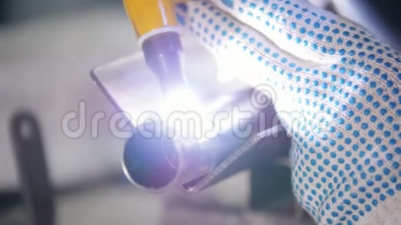工业工厂焊接金属管道视频的预览图