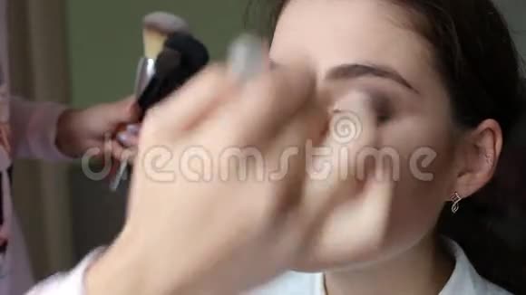 化妆美少女特写视频的预览图