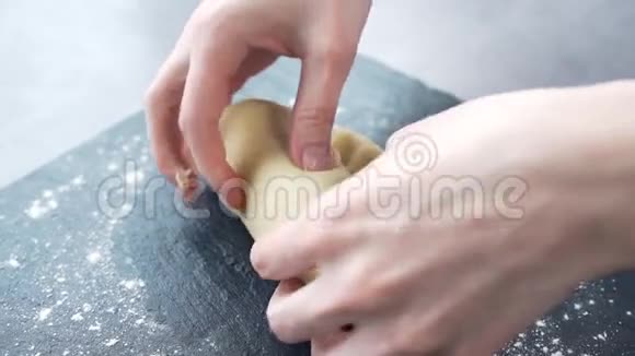 厨师做面团做馅饼做蛋糕自制背衬视频的预览图