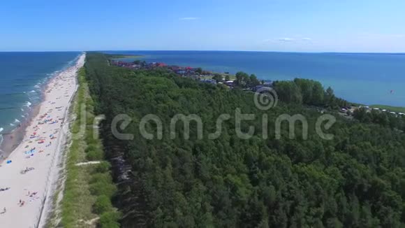 海滩度假典型的波兰海岸景观鸟瞰视频的预览图