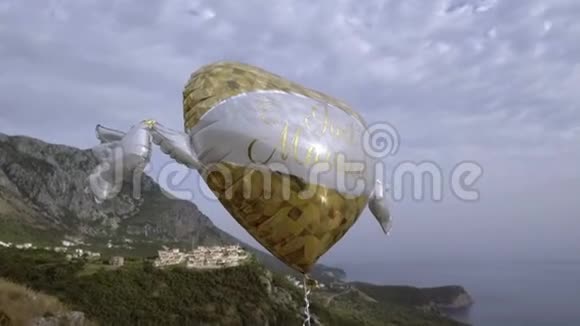 空中婚礼墙在风中摇曳视频的预览图