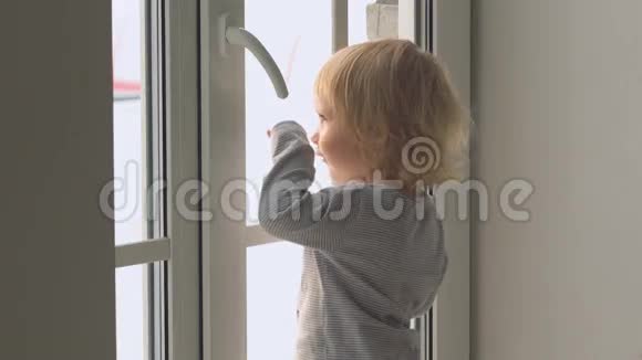 小女孩站在窗边情绪激动地做手势视频的预览图
