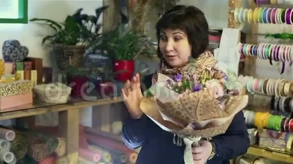花商在花卉沙龙工作视频的预览图