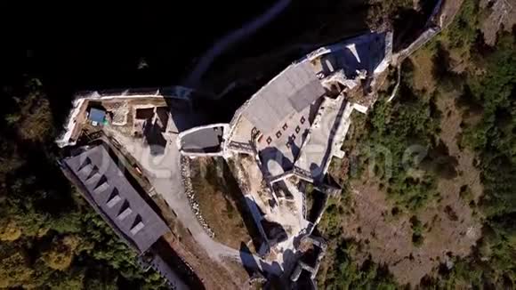 在山丘上飞来飞去破坏了卡切斯城堡视频的预览图
