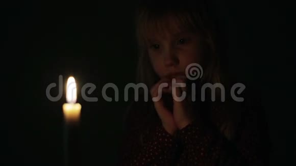 有蜡烛的小女孩的肖像视频的预览图