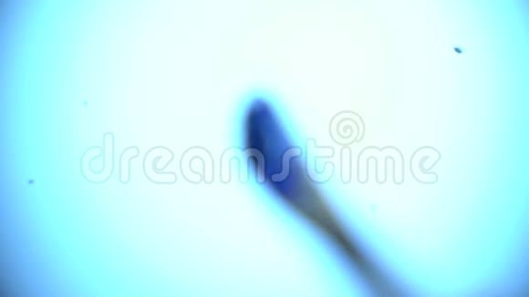 用蓝色的油漆玻璃慢慢地用刷子进行宏观射击视频的预览图