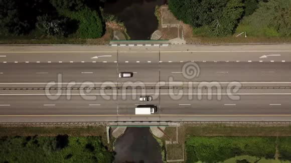 从上往下靠近高速公路白色箭头指示方向视频的预览图