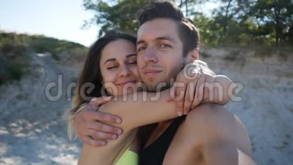 年轻夫妇在夏天日落时在海滩上自拍视频的预览图