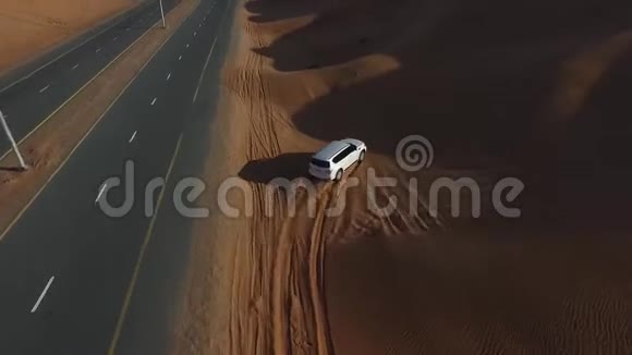 白色克莱斯勒越野车穿越沙滩视频的预览图