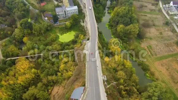 卡梅涅茨波多尔斯基岩石之间的桥梁从顶部看道路视频的预览图
