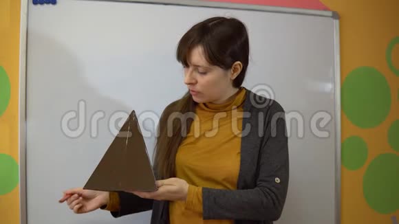 小学教学中女教师站在黑板附近视频的预览图